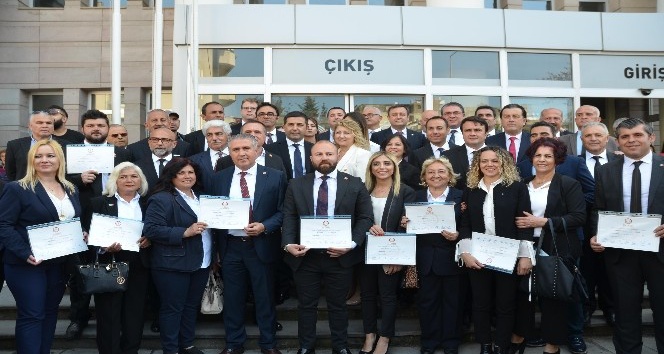 Kuşadası Belediye Başkanı Ömer Günel mazbatasını alarak göreve başladı