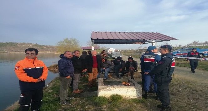 Gölete uçan otomobilde kaybolan sürücünün cesedi bulundu