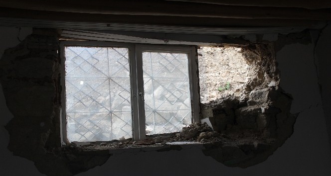 Evine önce istinat duvarı, sonra deprem zarar verdi