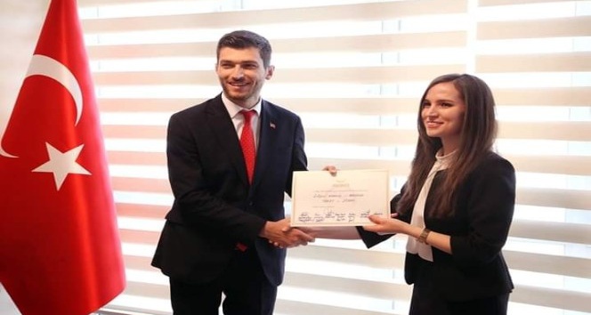 Erbaa Belediye Başkanı Ertuğrul Karagöl mazbatasını aldı.
