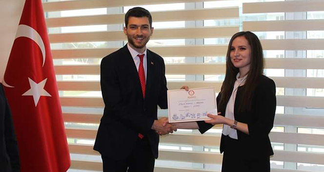 Erbaa Belediye Başkanı Ertuğrul Karagöl mazbatasını aldı.