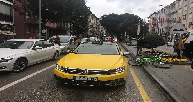 Bisiklet, ticari taksiye arkadan çarptı