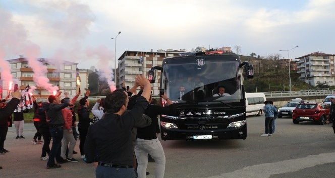 Beşiktaş, Rize’de meşalelerle karşılandı