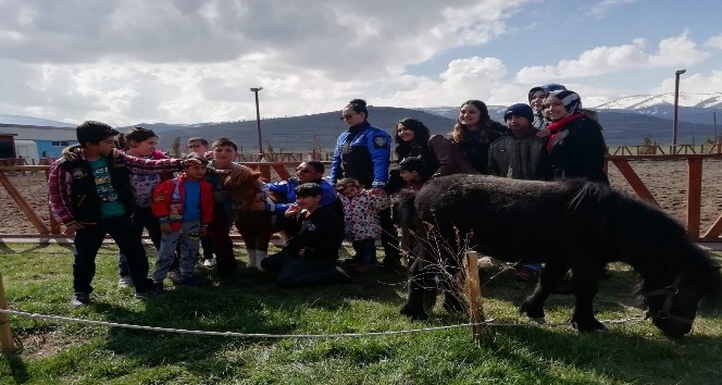Toplum destekli polisler otizmli çocuklara at çiftliğini gezdirdi