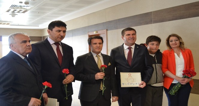 Burdur Belediye Başkanı Ali Orkun Ercengiz mazbatasını aldı