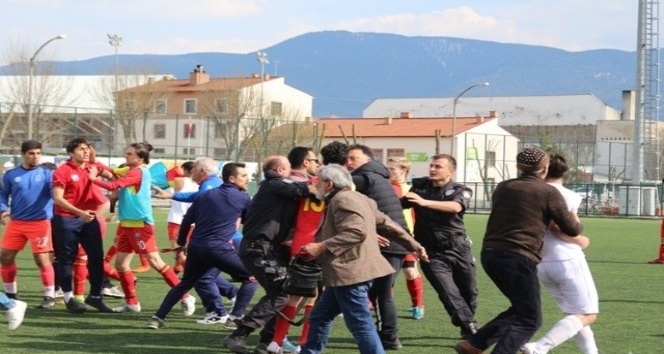 Türkiye U17 Şampiyonasında tekme yumruklar havada uçuştu