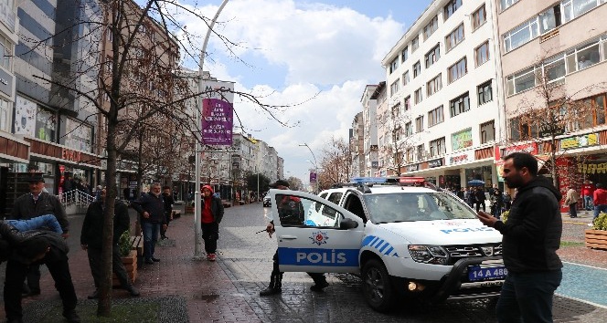 Kavga ihbarına giden polis ekipleri konfeti ve dev Türk Bayrağı ile karşılandı