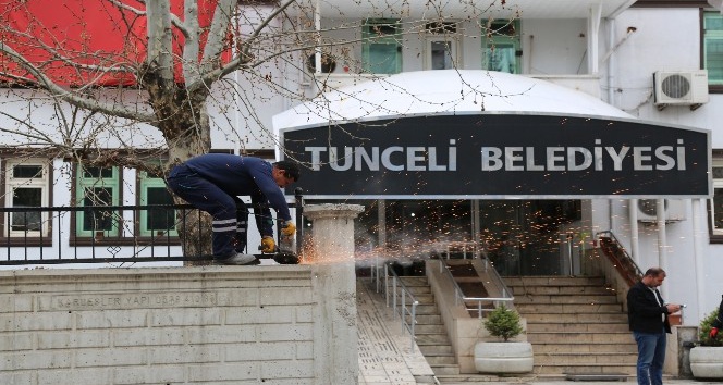 Tunceli’de komünist başkan, belediye önündeki duvarı yıktırdı