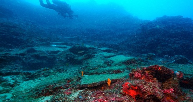 Dünyanın 3600 yıllık en eski ticaret gemisi batığı Antalya’da bulundu