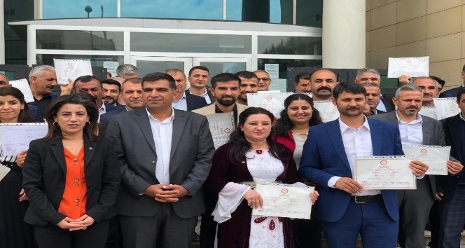 HDP’li Cizre Belediye Başkanı Zırığ, mazbatasını alarak göreve başladı