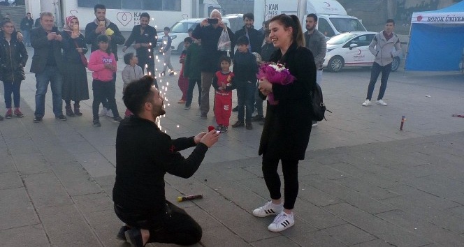 Cumhuriyet Meydanı’nda sürpriz evlilik teklifi
