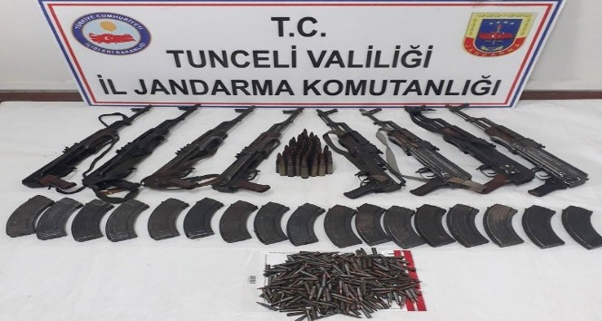 Tunceli’de silah dolu 2 sığınak imha edildi