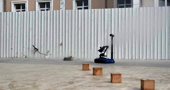 Köpekler ve bomba imha robotu hünerlerini sergiledi