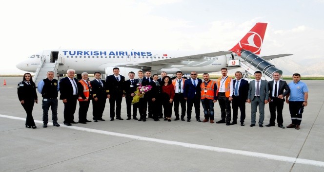 İstanbul Havalimanı’ndan Şırnak’a gelen ilk uçak su tankıyla karşılandı