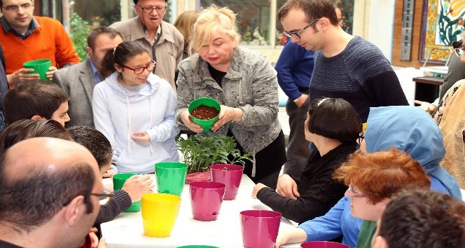 Türkiye’nin tek engelli Tema ekibi çiçek dikti