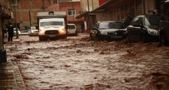 Sağanak yağış Silvan’ı vurdu, vatandaşlar iş yerlerinde mahsur kaldı
