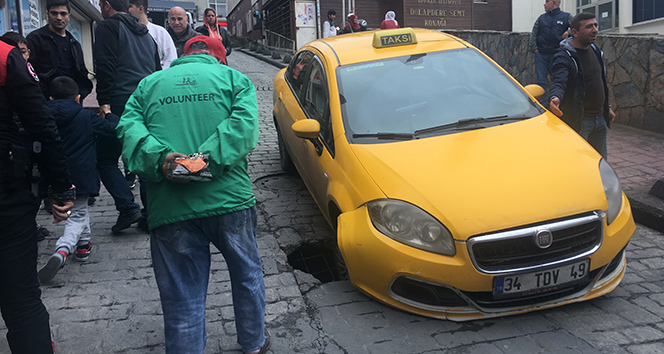 Beyoğlu’nda yol çöktü