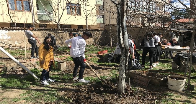 Öğrenciler emekli öğretmenin bahçe düzenlemesini yaptılar