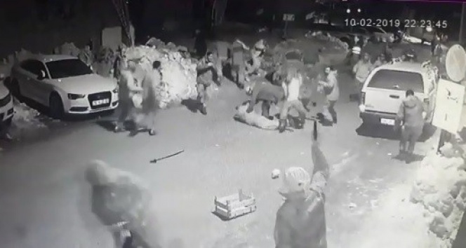 Silahların patladıÄı kavgada Åahısların vurulma anı, sopaların havada uçuÅması an be an kameraya yansıdı
