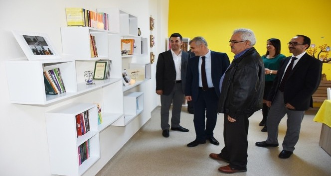 Karaman’da TOKİ Ortaokuluna kütüphane
