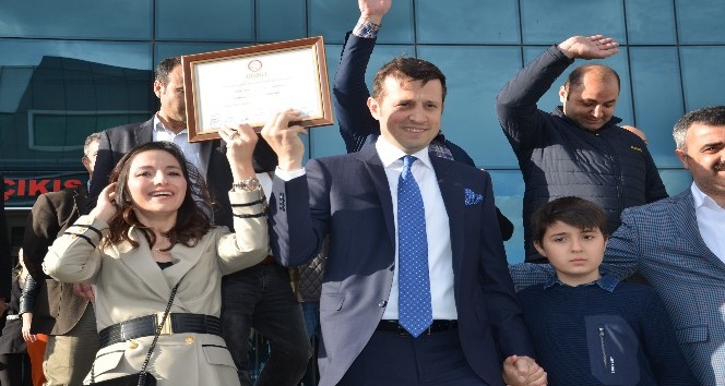 Yeniden Çerkezköy Belediye Başkanı seçilen Akay mazbatasını aldı