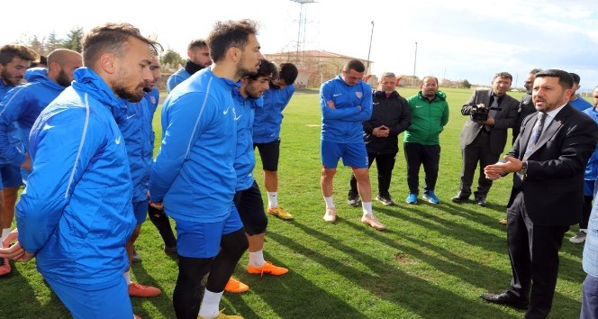 Başkan Arı, Nevşehir Belediyesporlu futbolculara moral verdi