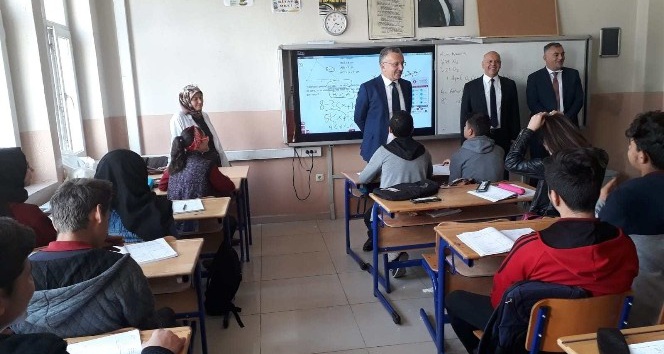Rektör Akın’dan, mezun olduğu Erzincan Lisesinde öğrencilerle bir araya geldi