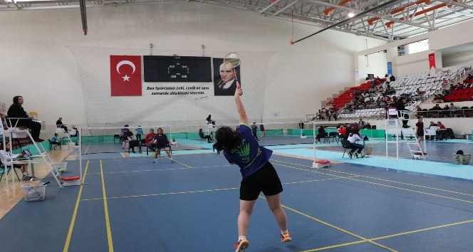 Erzincan’da Gençler Badminton Türkiye Şampiyonası başladı