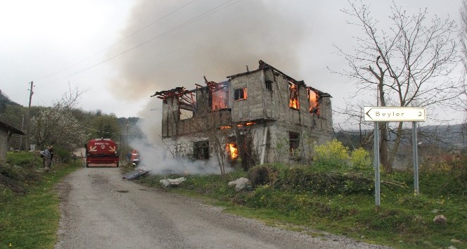Kastamonu’da sobadan çıkan yangında ahşap ev alev alev yandı