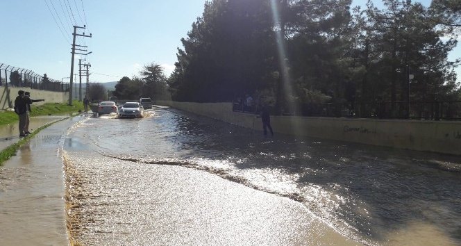 Siirt’te patlayan su borusu nedeniyle yollar gölete döndü