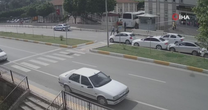 Yaya geÃ§idinde yayaya yol verdi, 5 araÃ§ birbirine girdi
