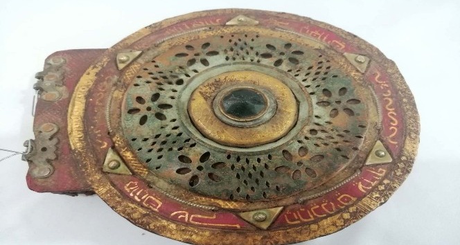 Diyarbakır’da 1100 yıllık altın yazmalı dini motifli kitap ele geçirildi