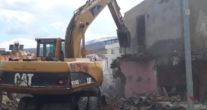Bingöl’de, uyuşturucu kullanılan metruk bina yıkıldı