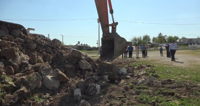 Harran’da kümbet evlerinin çevresindeki beton yapılar yıkıldı