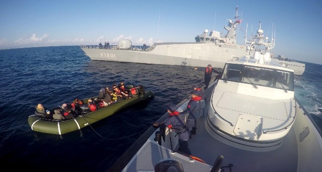 Şişme lastik botta 15’i çocuk 41 mülteci yakalandı