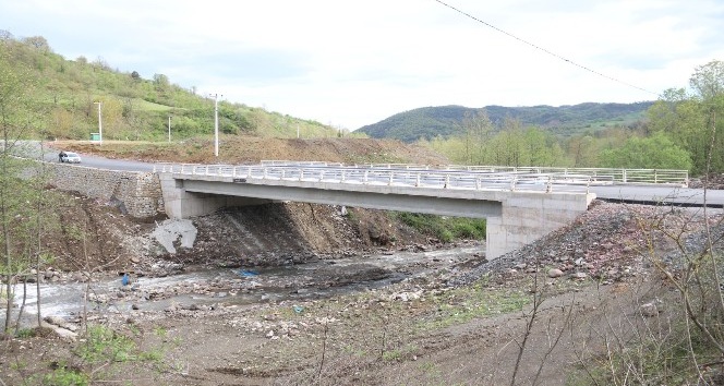7 mahallenin ulaşımını sağlayacak olan köprü hizmete açıldı