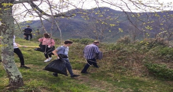 Lise öğrencileri tarihi Andoz kalesinde çevre temizliği yaptı