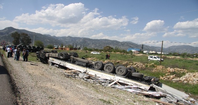 Parke yüklü tır devrildi, sürücü ağır yaralandı