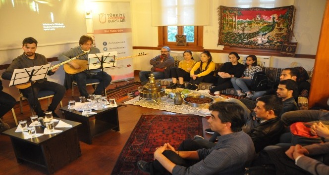 Uluslararası öğrencilere yöresel tatlar eşliğinde Türk müziği dinletisi