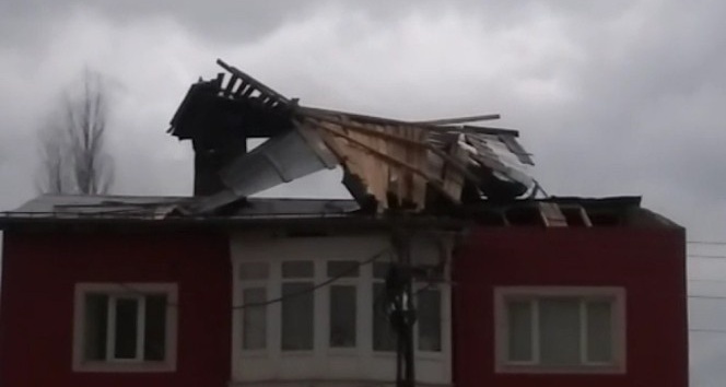 Sivas’ta şiddetli rüzgar çatı uçurdu