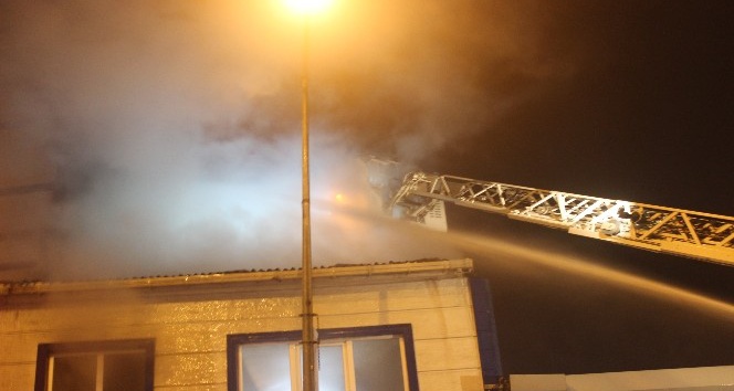 İki katlı binanın çatısında çıkan yangın korkuttu