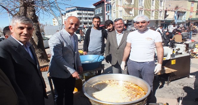 Belediyeyi AK Parti kazanınca tatlı dağıttı
