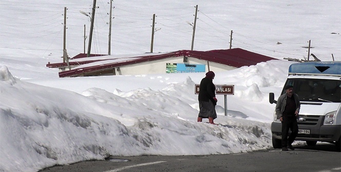 Nisan ayında iş yerleri kar altında kaldı