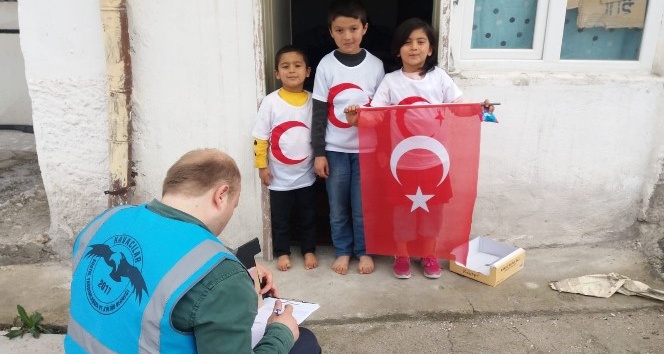 Havacılar, miniklere Türk bayraklı tişört dağıttı