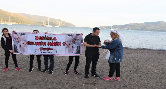 Dünyaca ünlü plaj, sürpriz evlilik teklifine ev sahipliği yaptı
