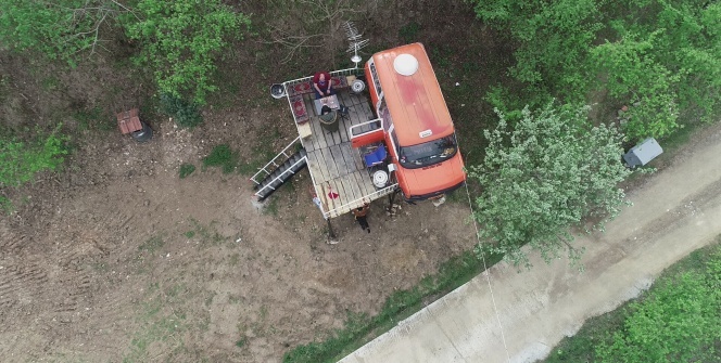 Kızları ağaç ev istedi, o onlara minibüsten ev yaptı