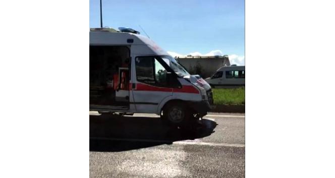 Erken doğan bebeği taşıyan ambulans otomobile çarptı