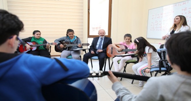 Başkan Çolakbayrakdar, sanatsever çocuklarla birlikte