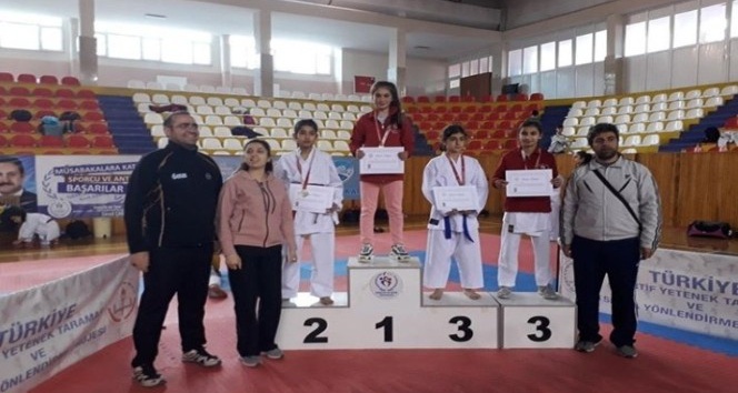 Okullar arası karate turnuvasında bölge şampiyonu Ayşenur Yıldırım