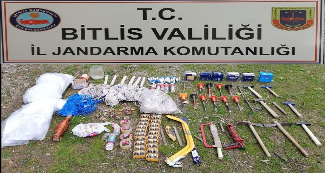 Bitlis’te teröristlere ait sığınak ve patlayıcı ele geçirildi